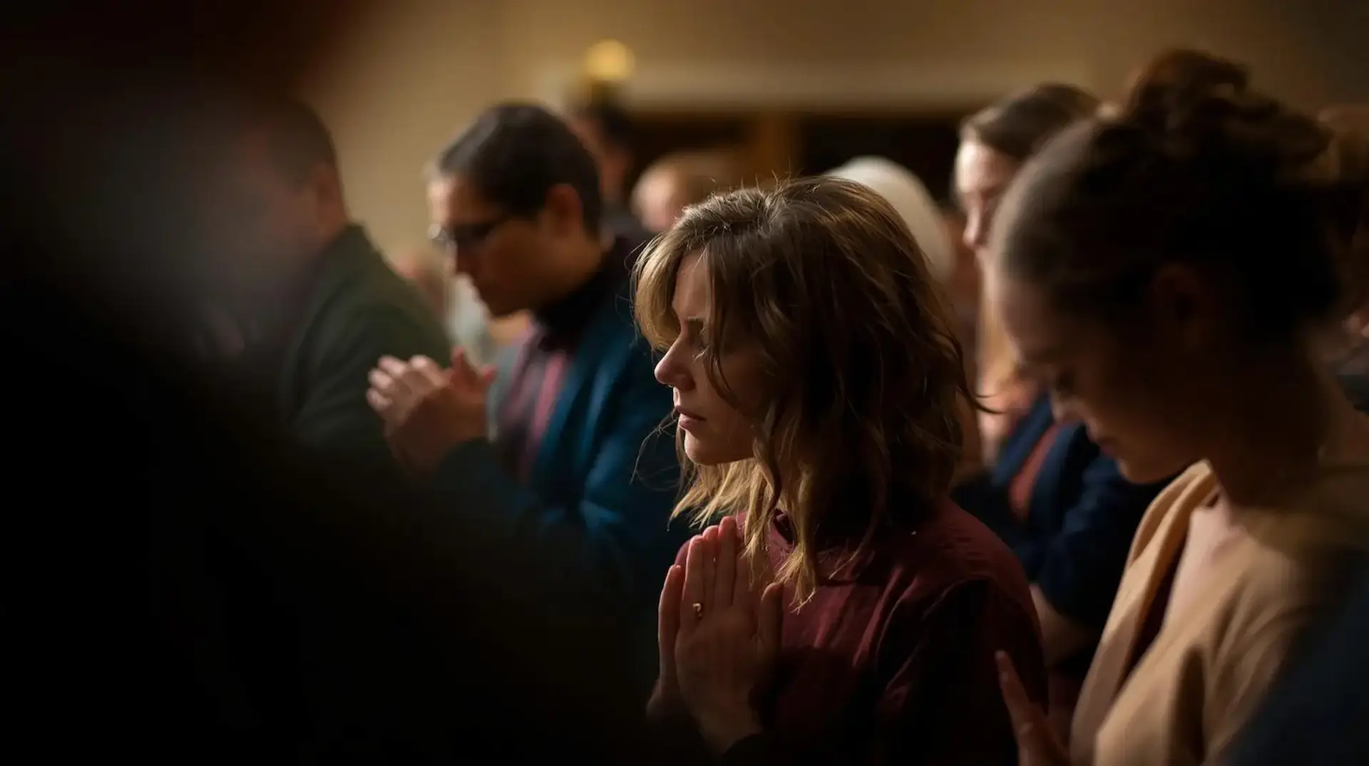 Persona en actitud de oración y fe